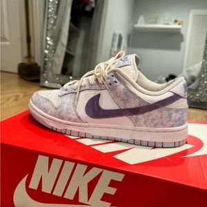 Nike low dunk.